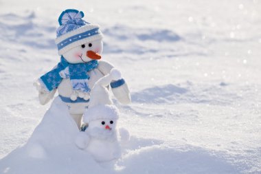 Havuç ile iki küçük kardan adam karda burun.