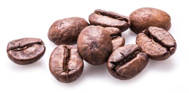 Beyaz arkaplanda kahve çekirdekleri.