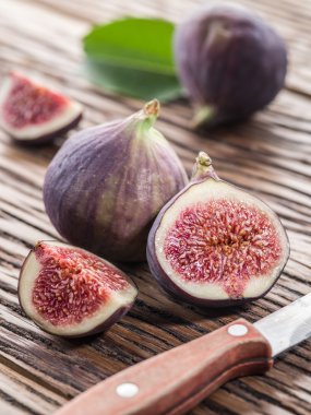 Olgun incir meyve ahşap tablo.