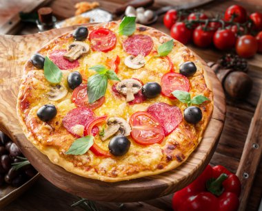 Mantar, salam ve domates pizza.