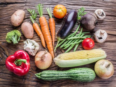 Tahta masada taze organik sebzeler.