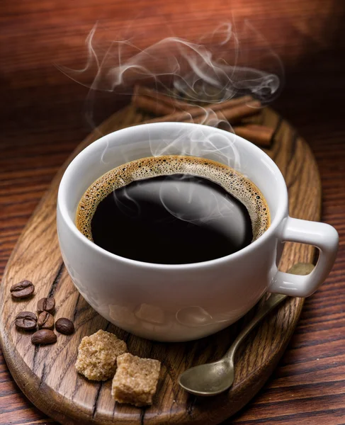 Šálek kávy a třtinový cukr kostky. — Stock fotografie