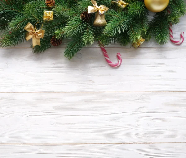 Boże Narodzenie dekoracje z futra i bombki — Zdjęcie stockowe