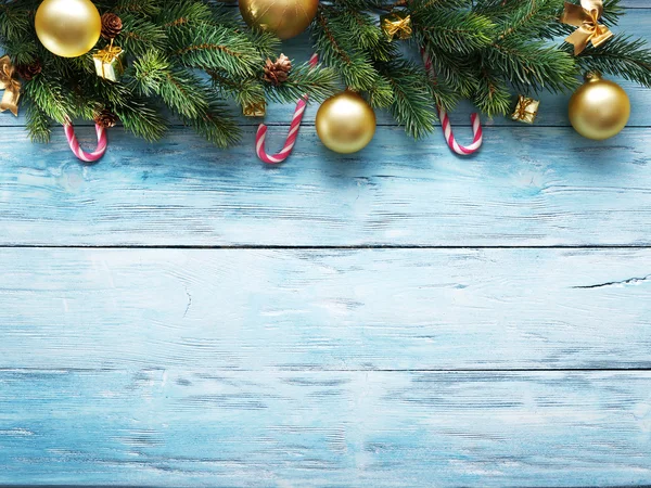 Décoration de Noël avec fourrure et boules — Photo