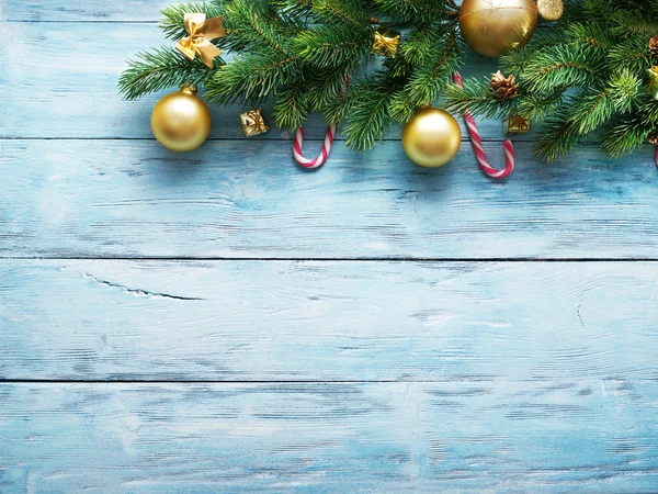 Décoration de Noël avec fourrure et boules — Photo