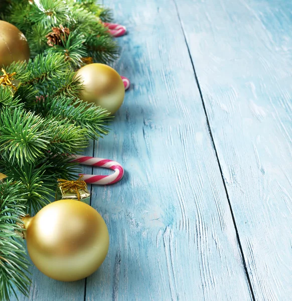 Décoration de Noël avec fourrure et boules — Photo