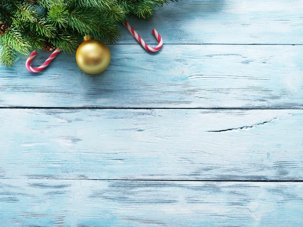 Boże Narodzenie dekoracje z futra i bombki — Zdjęcie stockowe