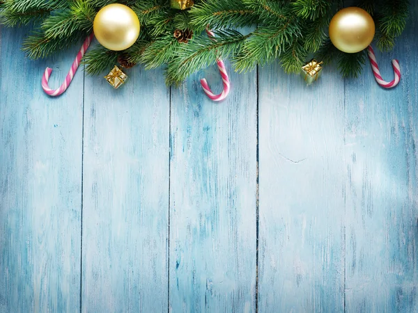 Decorazione natalizia con pelliccia e bagattelle — Foto Stock