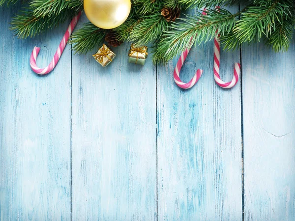 Decoración de Navidad con piel y adornos — Foto de Stock