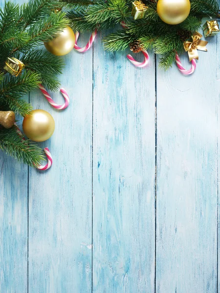 Décoration de Noël avec fourrure et boules — Photo