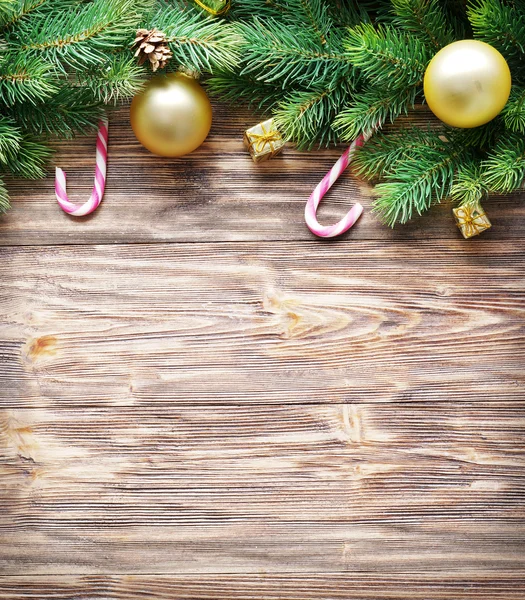 Weihnachtsdekoration mit Fell und Christbaumkugeln — Stockfoto