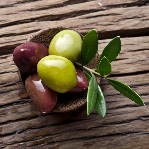 Olives sur une vieille table en bois . — Photo