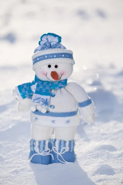Piccolo pupazzo di neve con naso di carota nella neve . — Foto Stock