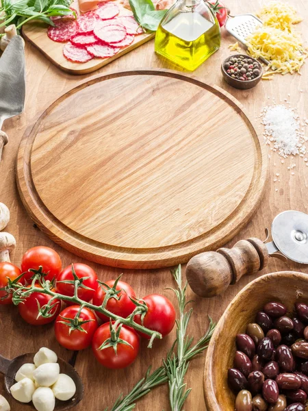 Pizza salami, champignons en tomaten. — Stockfoto