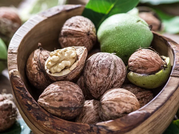 Nueces en el cuenco de madera . —  Fotos de Stock