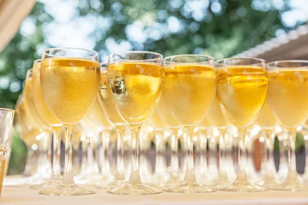 Сырые бокалы, наполненные холодным шампанским . — стоковое фото