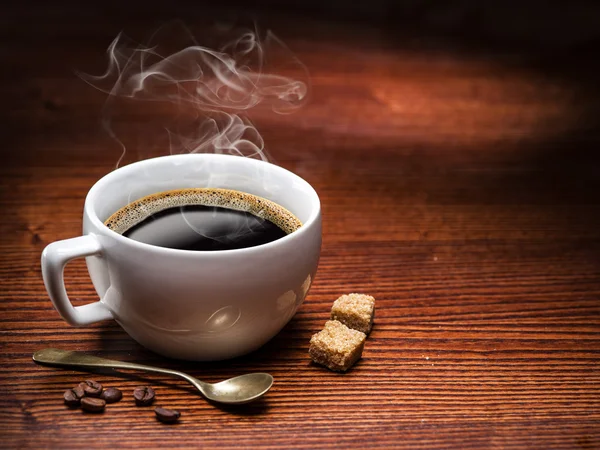 Xícara de café e cubos de açúcar de cana . — Fotografia de Stock