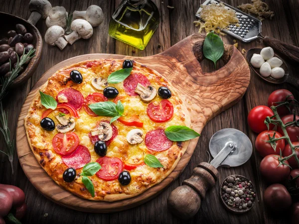 Pizza z pieczarkami, salami i pomidory. — Zdjęcie stockowe
