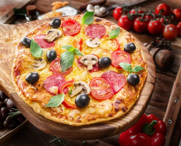 Пицца с грибами, салями и помидорами . — стоковое фото
