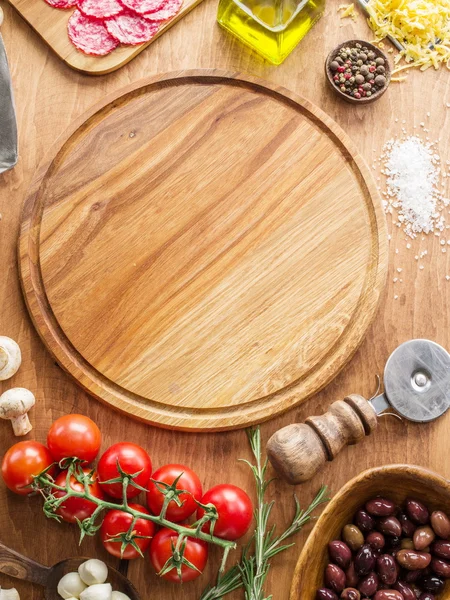 Pizza salami, champignons en tomaten. — Stockfoto