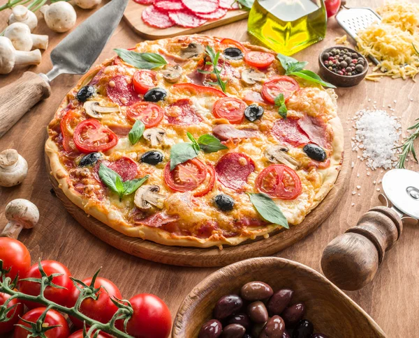 Pizza com cogumelos, salame e tomate . — Fotografia de Stock