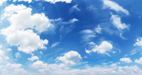 Vita högen moln i den blå himlen. — Stockfoto