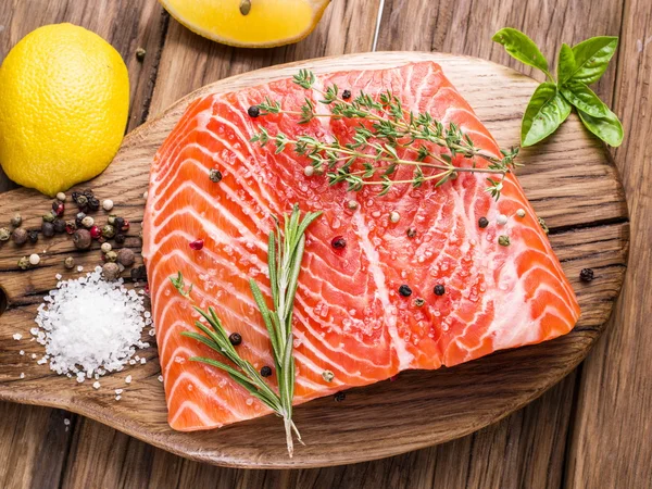 Salmón fresco en la tabla de cortar . —  Fotos de Stock