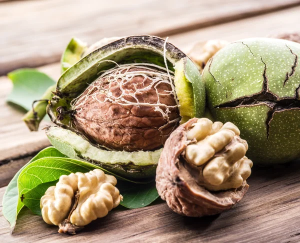 Walnoot en walnoot kernel op de houten tafel. — Stockfoto