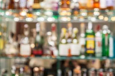 Cam bar tezgahında backgr şişesinde ile bulanık raflar ile