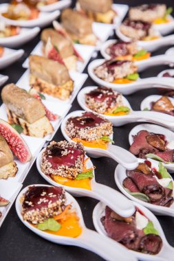 Gurme meze: kaz ciğeri, geyik eti, ton balığı ve somon.