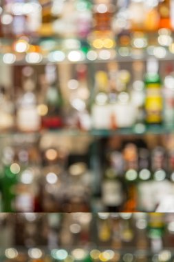 Cam bar tezgahında backgr şişesinde ile bulanık raflar ile