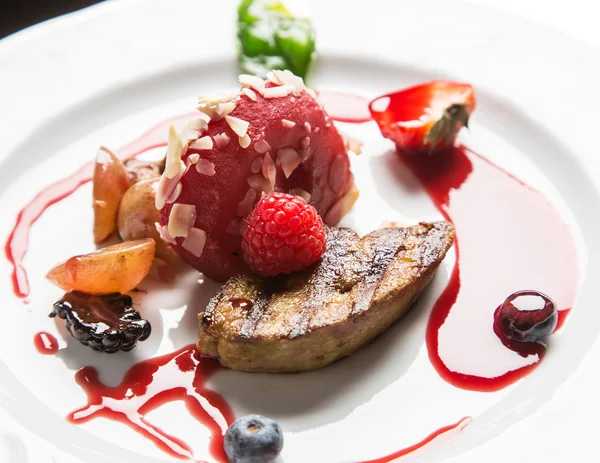 Aperitivo gourmet: foie gras con bayas . — Foto de Stock