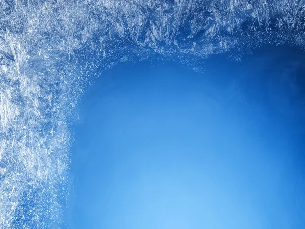 Padrões gelados na borda de uma janela congelada. — Fotografia de Stock