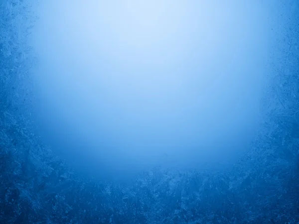 Frostige Muster am Rand eines gefrorenen Fensters. — Stockfoto