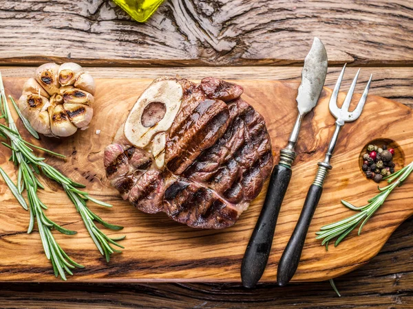 Steki z wołowiny z przyprawami na drewnianej tacy. — Zdjęcie stockowe
