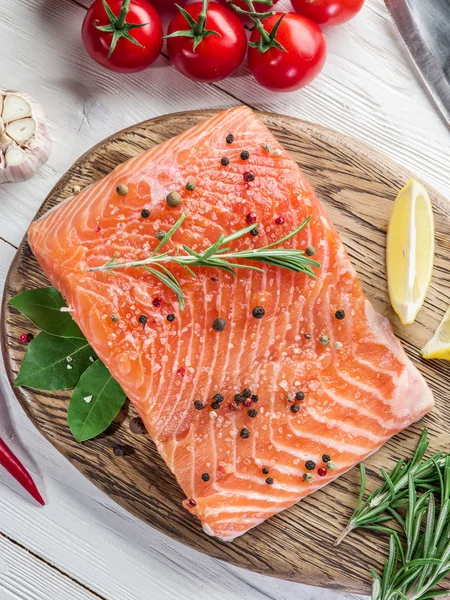 Salmón fresco en la tabla de cortar . —  Fotos de Stock