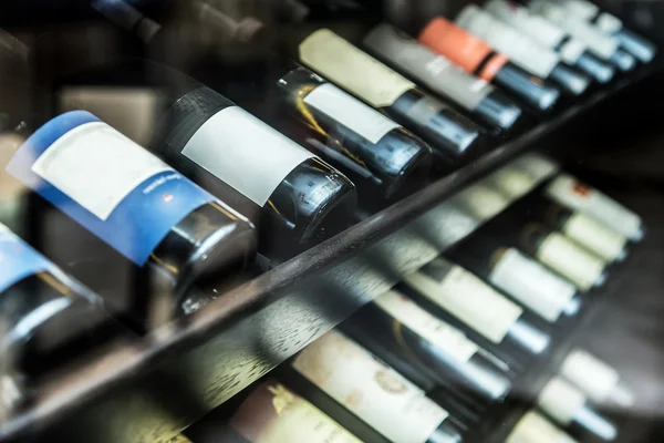 Botellas de vino en el estante de madera . — Foto de Stock