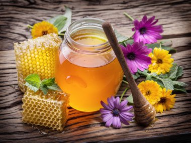 Taze bal ve peteğin dolu kavanoz. Yüksek kaliteli resim.