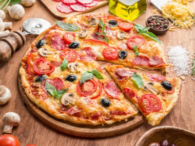 Mantar, salam ve domates pizza.