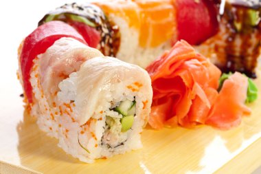 Geleneksel Japon yemekleri - ham ton balığı ve scallo ile suşi rulo