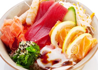  Geleneksel Japon yemekleri-salata ile ham deniz ürünleri ve narenciye fr