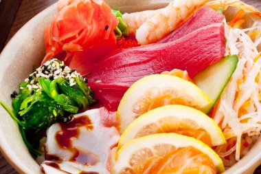 Geleneksel Japon yemekleri - salata ile ham deniz ürünleri ve narenciye fr