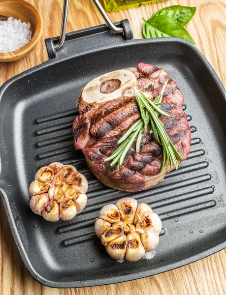 Carne de res con especias en la sartén . —  Fotos de Stock