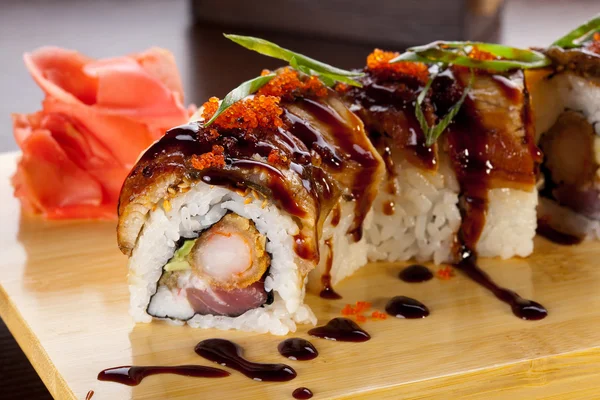 Cibo giapponese tradizionale. Rotoli di anguilla sushi . — Foto Stock