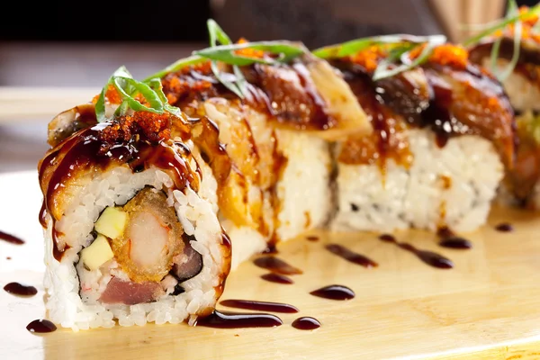 Cibo giapponese tradizionale. Rotoli di anguilla sushi . — Foto Stock