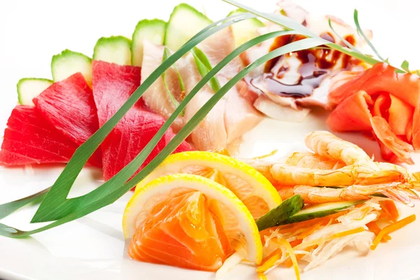 伝統的な日本料理。付け合わせに生の魚介類. — ストック写真