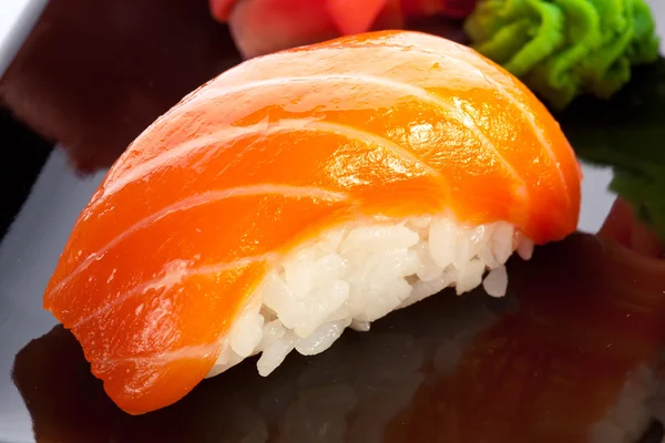 Comida tradicional japonesa. Sushi de salmão cru . — Fotografia de Stock