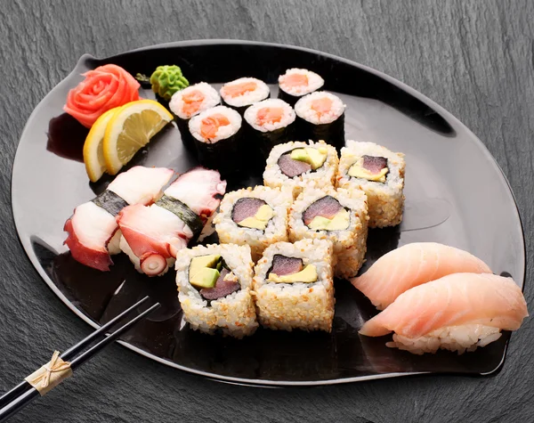 Comida tradicional japonesa. Rolos de sushi e suhi . — Fotografia de Stock