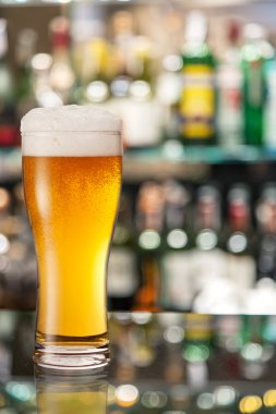 Cam cam bar tezgahında hafif bira.
