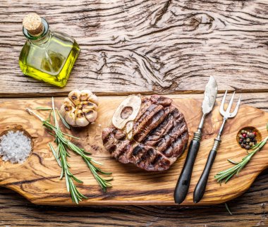 Sığır eti biftek baharat bir ahşap tepsi ile.